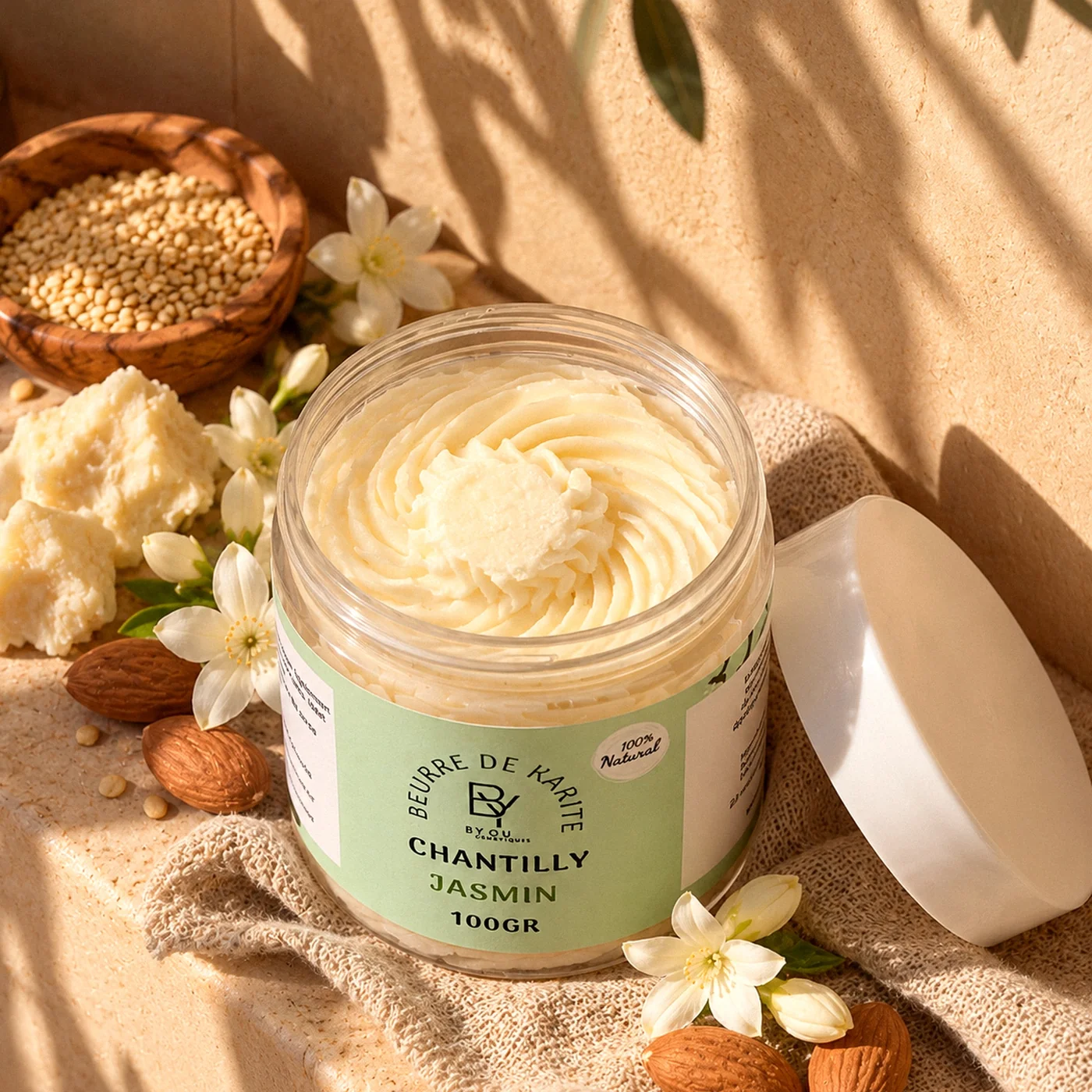 Pot ouvert de chantilly de karité au jasmin, beurre de karité fouetté ivoire, sur tadelakt
