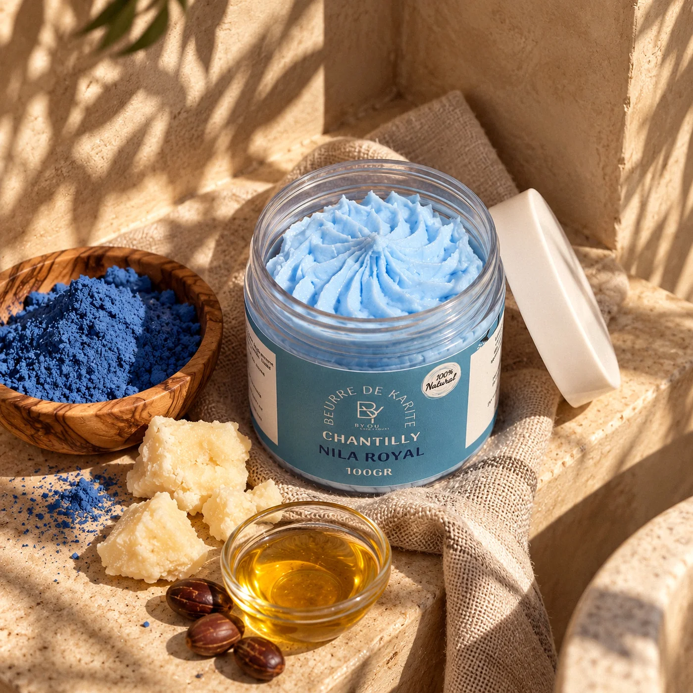 Pot ouvert de chantilly de karité bleue au nila, beurre de karité fouetté, sur tadelakt
