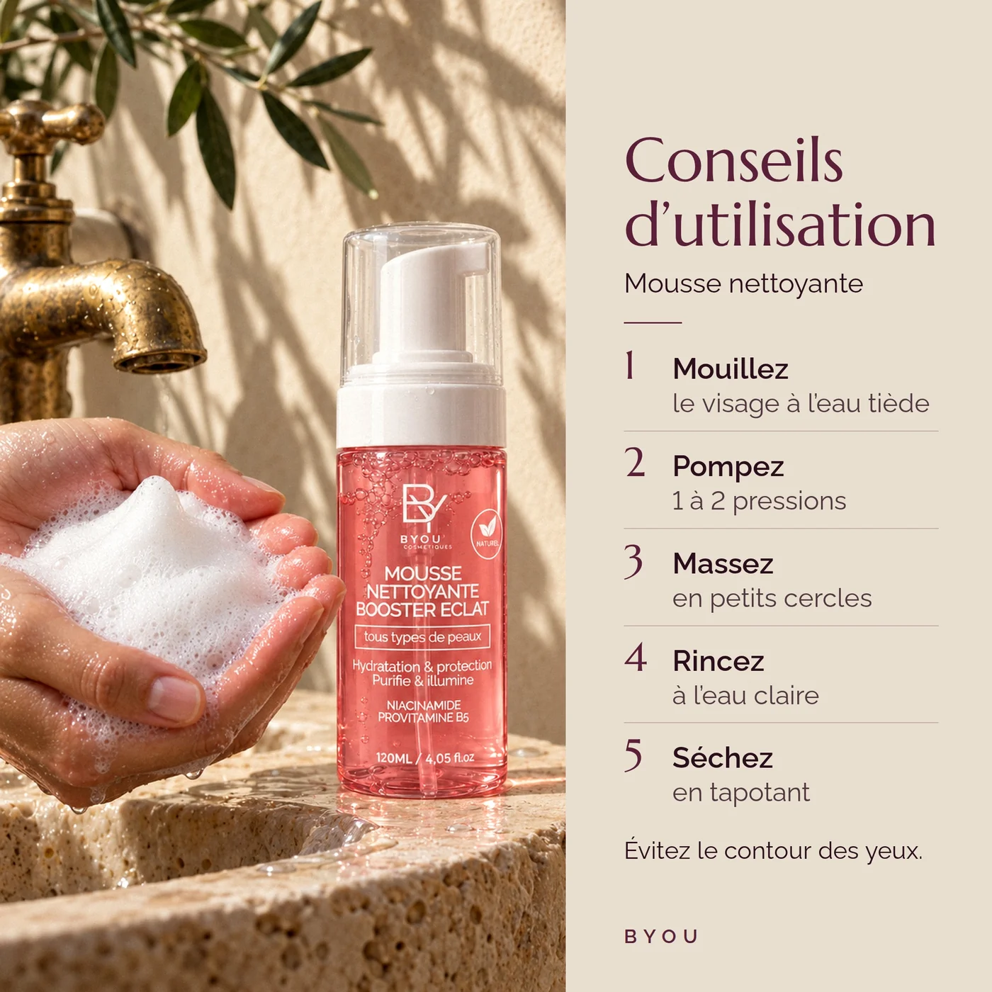 Conseils d’utilisation de la mousse nettoyante visage : mousse blanche dans les mains au-dessus d’une vasque
