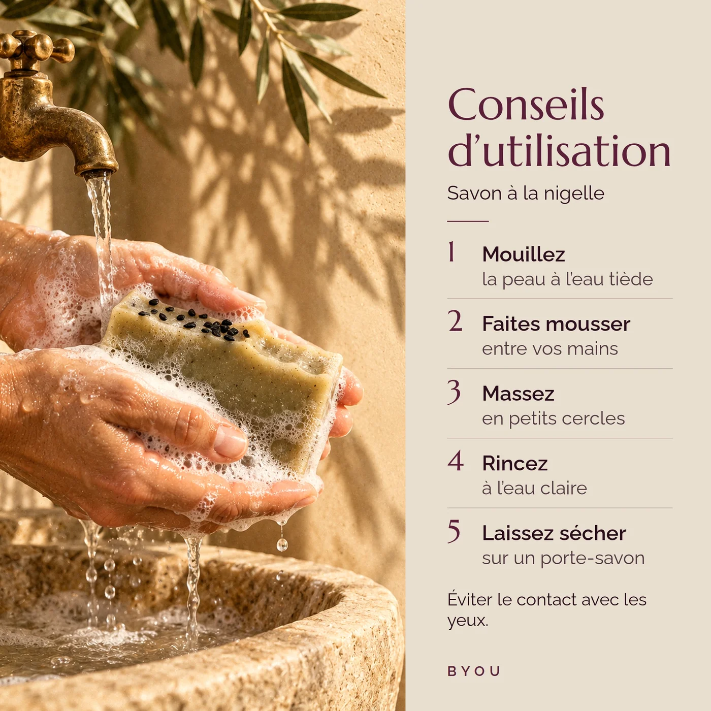Conseils d’utilisation du savon à la nigelle : mains qui font mousser le savon sous l’eau
