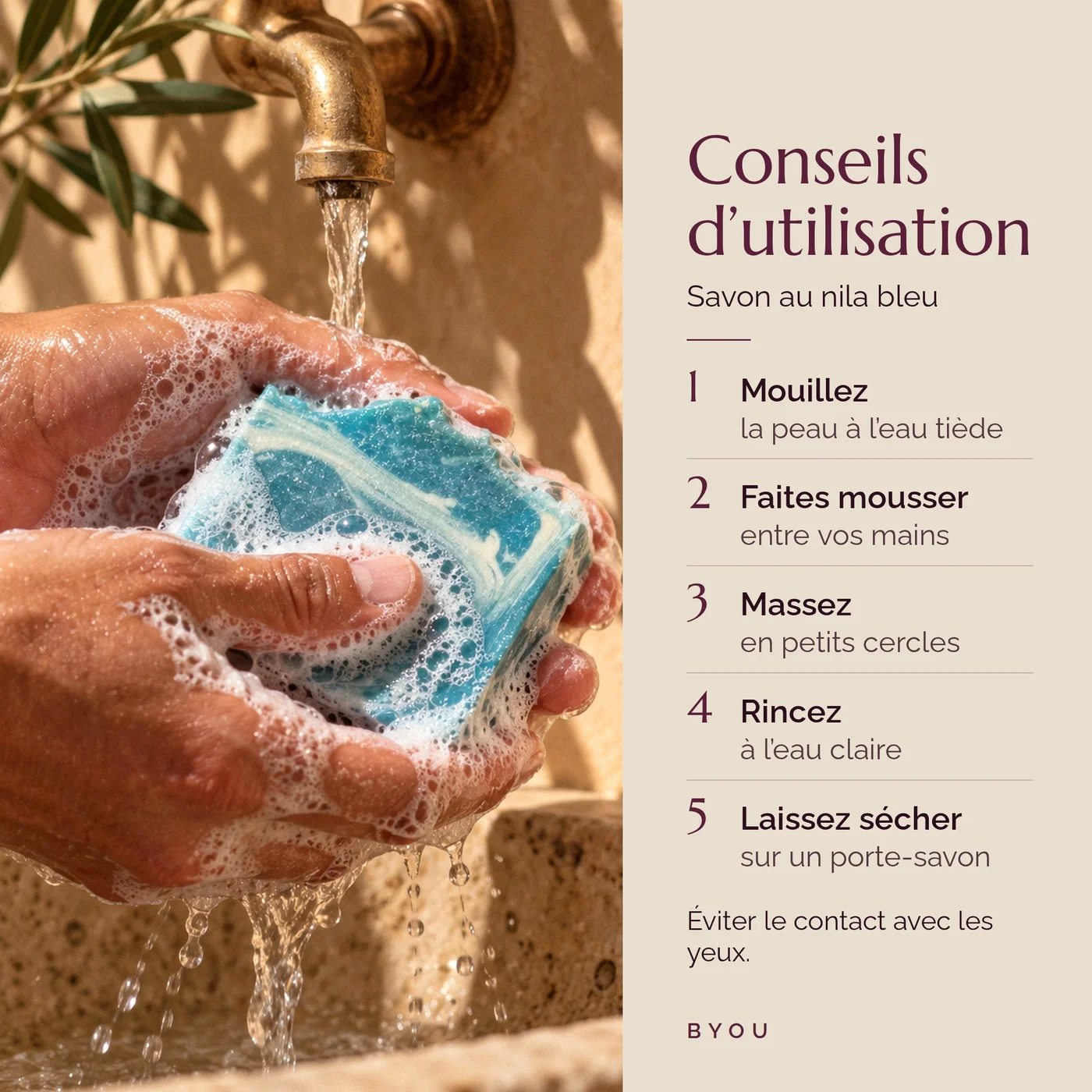 Conseils d’utilisation du savon au nila : mains qui font mousser le savon bleu sous l’eau