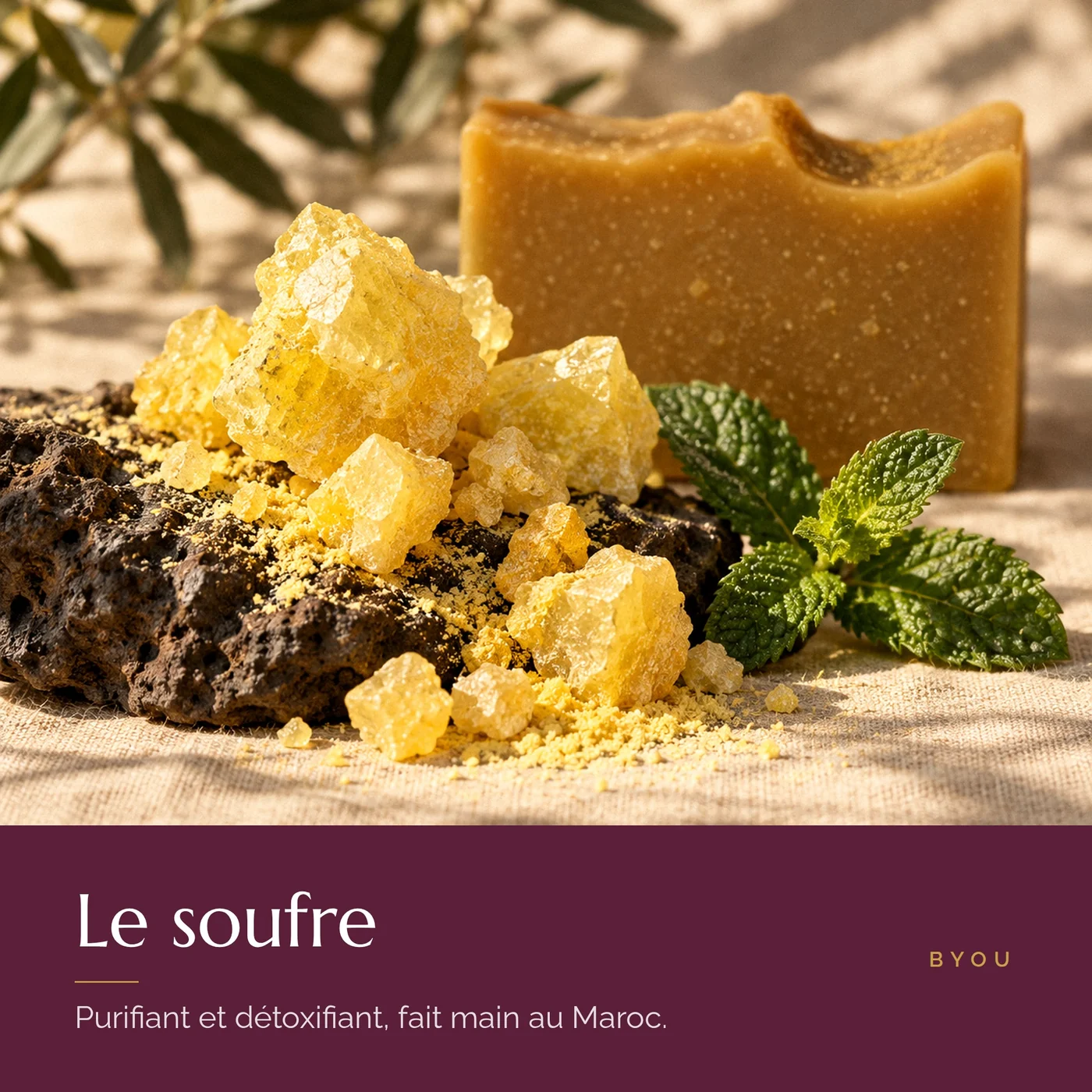 Cristaux de soufre naturel sur une pierre volcanique à côté du savon artisanal