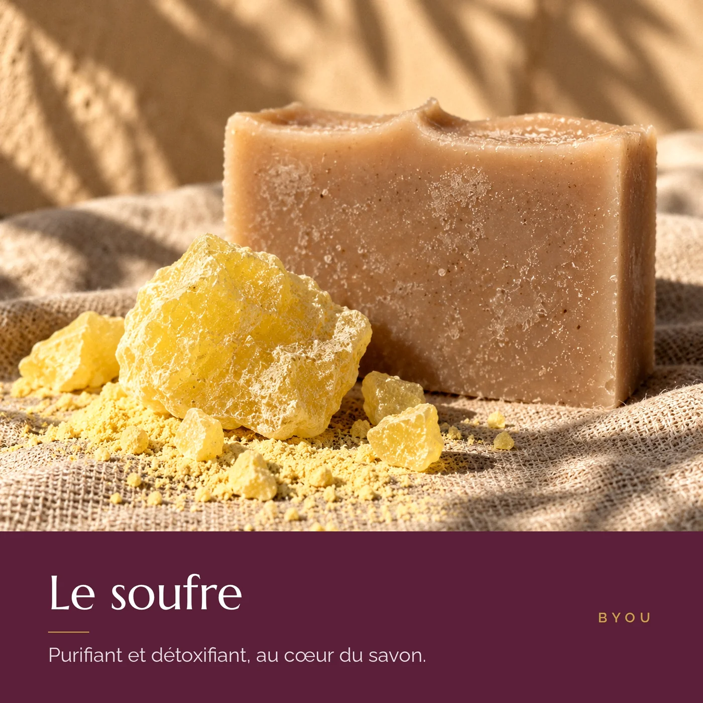 Cristaux de soufre naturel sur du lin à côté du savon au soufre