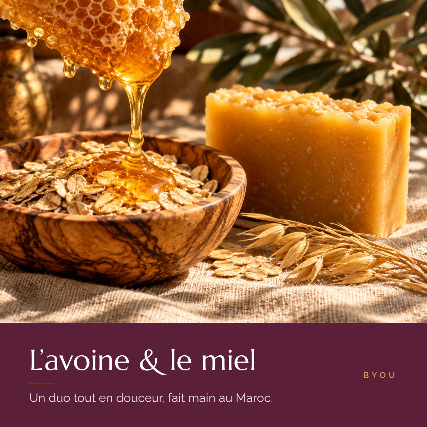 Rayon de miel qui coule sur un bol de flocons d’avoine à côté du savon artisanal