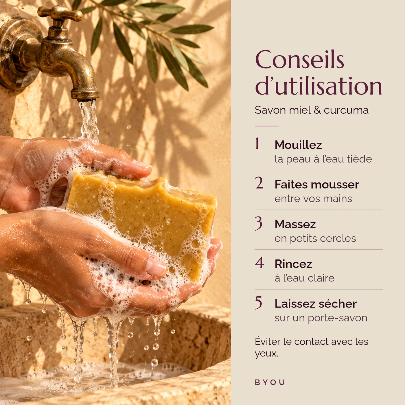Conseils d’utilisation du savon au curcuma : mains qui font mousser le savon sous l’eau