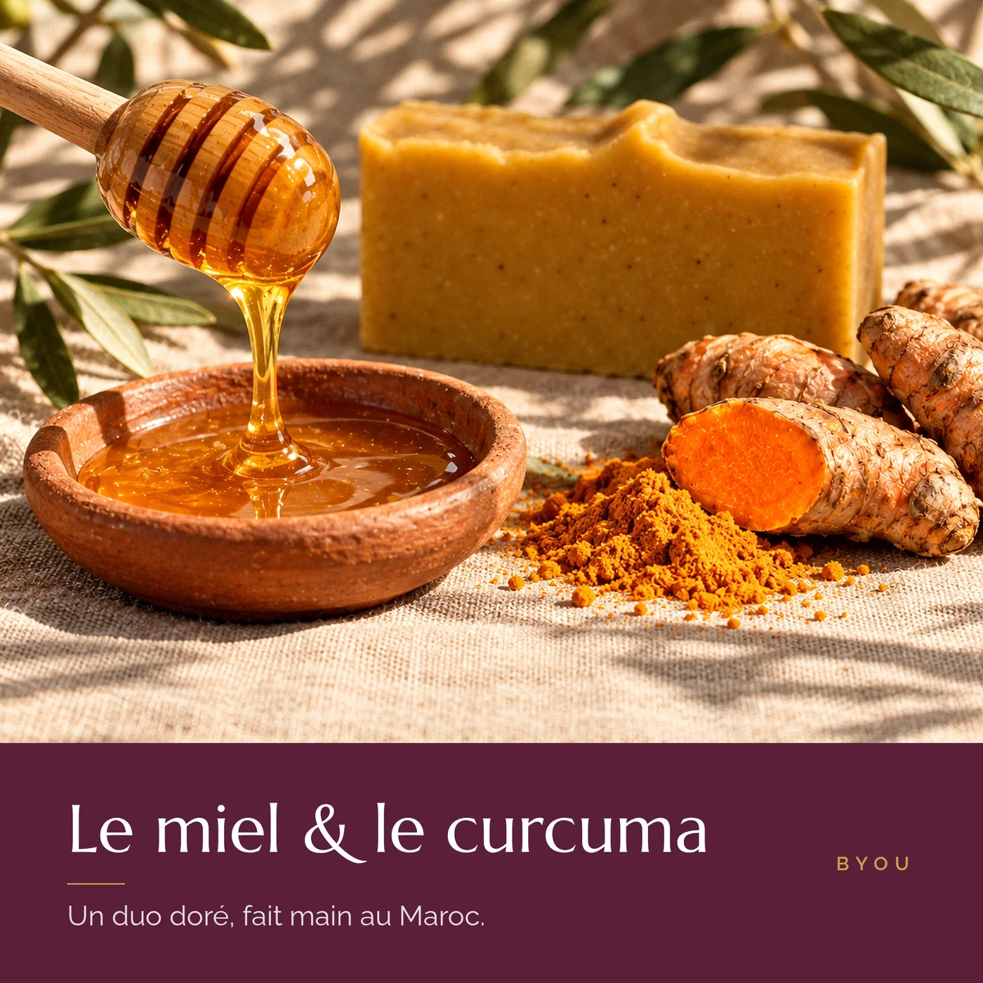 Miel qui coule d’une cuillère en bois, racines et poudre de curcuma, savon artisanal