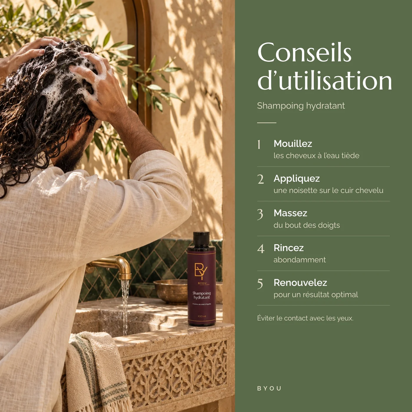 Homme aux cheveux longs qui fait mousser le shampooing hydratant BYOU au-dessus d’une vasque marocaine